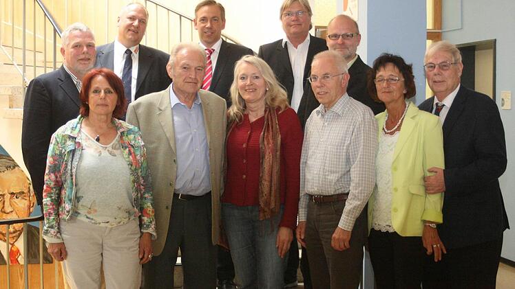 Seniorenbeiräte aus dem Landkreis und Landrat Alexander Tritthart (hinten 2. v. l.) haben beschlossen, eine neutrale Anlaufstelle für pflegebedürftige, ältere Menschen zu schaffen. Foto: Dorothea Weiler