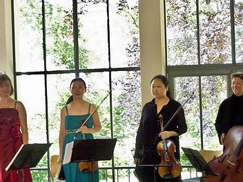 Viel Applaus gab es für Angelika Stirner Ebert, Megumi Ikeda, Zhuo Lu und Renate Kubisch (von links) beim Mozart-Konzert im Coburger Haus Contakt.Foto: Jochen Berger