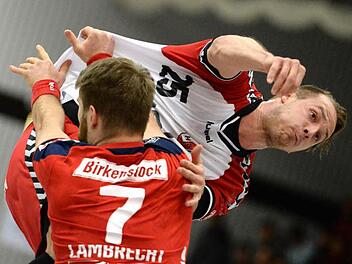 In Schräglage: Vilim Leskovec windet sich mit vollem Körpereinsatz um seinen Hüttenberger Gegenspieler Moritz Lambrecht herum und wirft. Nach der Niederlage gegen den Tabellenführer TV Hüttenberg genießt der HSC Bad Neustadt am Samstag gegen die Männerspielgemeinschaft (MSG) Groß-Bieberau/Modau erneut Heimrecht.  Foto: Anand Anders