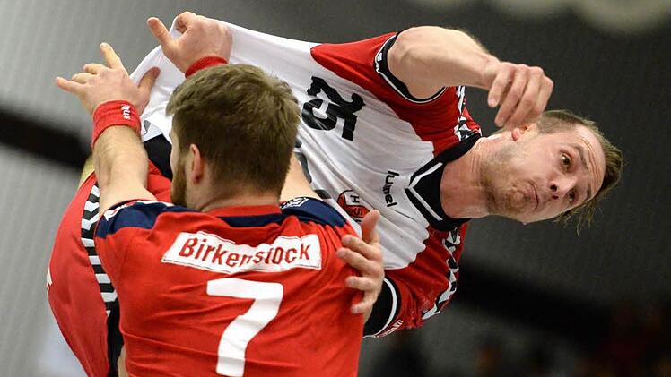 In Schräglage: Vilim Leskovec windet sich mit vollem Körpereinsatz um seinen Hüttenberger Gegenspieler Moritz Lambrecht herum und wirft. Nach der Niederlage gegen den Tabellenführer TV Hüttenberg genießt der HSC Bad Neustadt am Samstag gegen die Männerspielgemeinschaft (MSG) Groß-Bieberau/Modau erneut Heimrecht.  Foto: Anand Anders