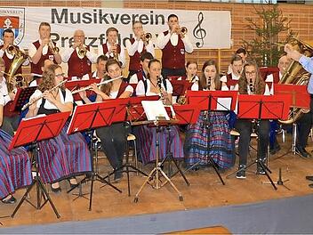 Das große Orchester des Musikvereins mit Dirigent Wojciech Grabietz bei einem Konzert Foto: Carmen Schwind