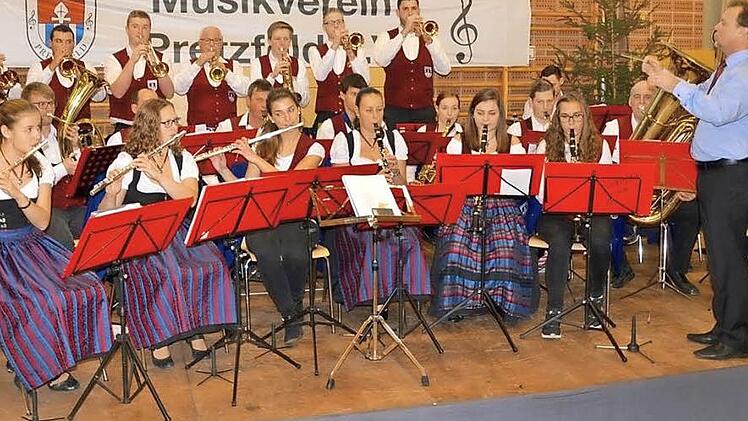 Das große Orchester des Musikvereins mit Dirigent Wojciech Grabietz bei einem Konzert Foto: Carmen Schwind