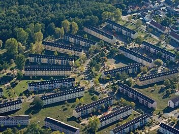 Viele Häuser für die Flüchtlingsunterbringung in Bamberg: die ehemalige Flynn-Area. Der Freistaat will an den Dimensionen der heute als Abschiebezentrum genutzten Einrichtung festhalten. Foto: Ronald Rinklef