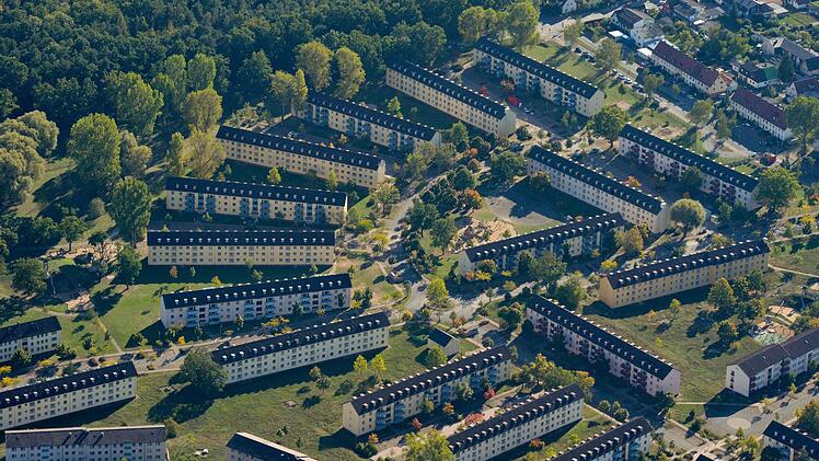 Viele Häuser für die Flüchtlingsunterbringung in Bamberg: die ehemalige Flynn-Area. Der Freistaat will an den Dimensionen der heute als Abschiebezentrum genutzten Einrichtung festhalten. Foto: Ronald Rinklef