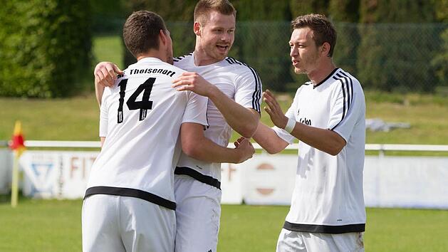 Am 21. Mai bestritt Spielertrainer Manuel Friedlein vom TSF Theisenort (Mitte, hier zusammen mit Florian Stumpf/links und Patrick Friedlein) in Johannisthal sein bisher letztes Kreisliga-Spiel und erzielte zwei Treffer. In dieser Serie kam er wegen eines Kreuzbandrisses noch nicht zum Einsatz. Foto: Archiv/Heinrich Wei&szlig;