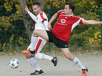 Mario Comes vom ASV Gaustadt (l.) kommt nicht an den Ball, weil der Mühlhausener Patrick Dürst mit langem Ball das Spielgerät behauptet. Fotos: sportpress