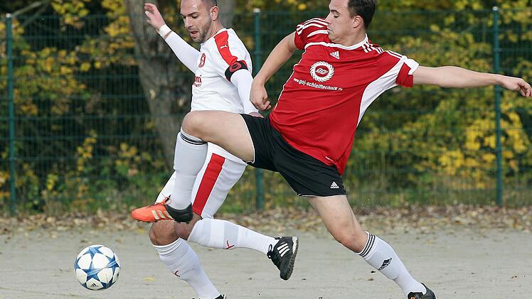 Mario Comes vom ASV Gaustadt (l.) kommt nicht an den Ball, weil der Mühlhausener Patrick Dürst mit langem Ball das Spielgerät behauptet. Fotos: sportpress