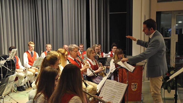 Faszinierend: Schon nach dem ersten Stück der Steinacher Musikanten sprang der berühmte Funke über. Foto: Peter Klopf