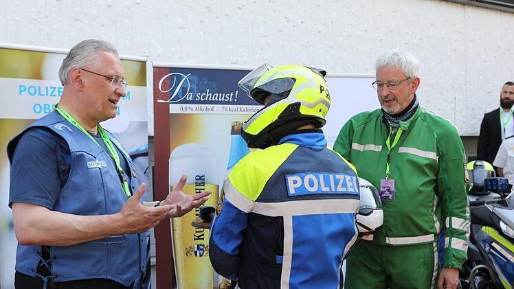 Innenminister Joachim Herrmann stellt die neue uniformierte Motorradkleidung der bayerischen Polizei vor.Barbara Herbst