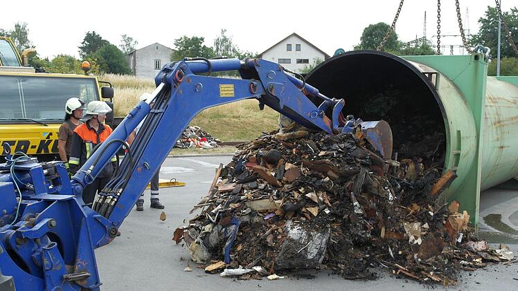 Erst durch den Einsatz eines Kranwagens und mit dem Bergeräumgerät des THW konnte der heiße Inhalt des Sperrmüll-Containers in der Kulmbacher Müllumladestation entleert werden.Peter Müller