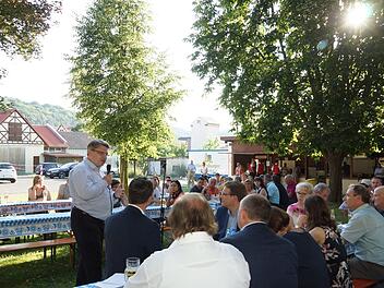 Auf der Wiese am Festplatz spricht Winfried Bausback, bayerischer Staatsminister der Justiz, zu den Gästen.Foto: Arkadius Guzy