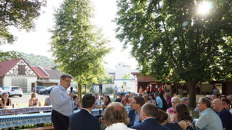 Auf der Wiese am Festplatz spricht Winfried Bausback, bayerischer Staatsminister der Justiz, zu den Gästen.Foto: Arkadius Guzy