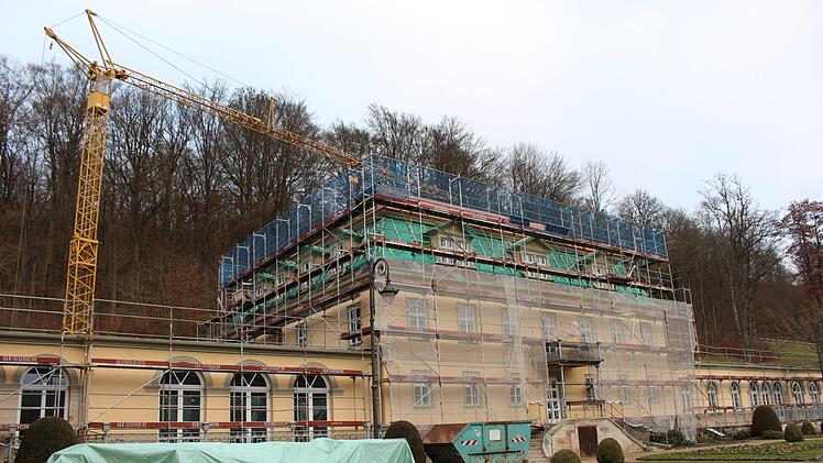 Der Umbau des Fürstenhofs im Staatsbad zu einer Privatklinik schreitet voran. Foto: Julia Raab