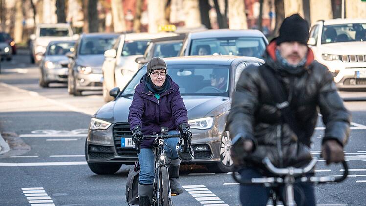 Radfahren soll sicherer werden: Deswegen hat der Bundesrat heute über eine Reform der Straßenverkehrsordnung abgestimmt. Konkret ging es um drei Maßnahmen. Foto: Frank Rumpenhorst/dpa