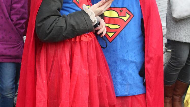 Klar, Supergirls haben Superkräfte und können fliegen. Aber auch sie brauchen offenbar ihr Handy.