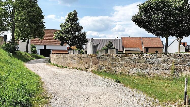 Die Gemeinde möchte um den alten Friedhof Flächen entsiegeln.  Foto: Johannes Michel