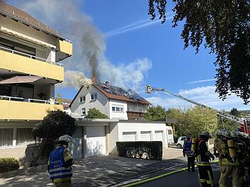 Der Brand des Dachstuhls eines Wohnhauses in Bayreuth-Laineck hat am Samstagmittag  rund 200.000 Euro Schaden verursacht.