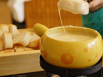 Das bekannte und beliebte K&auml;sefondue stammt urspr&uuml;nglich aus der Schweiz.