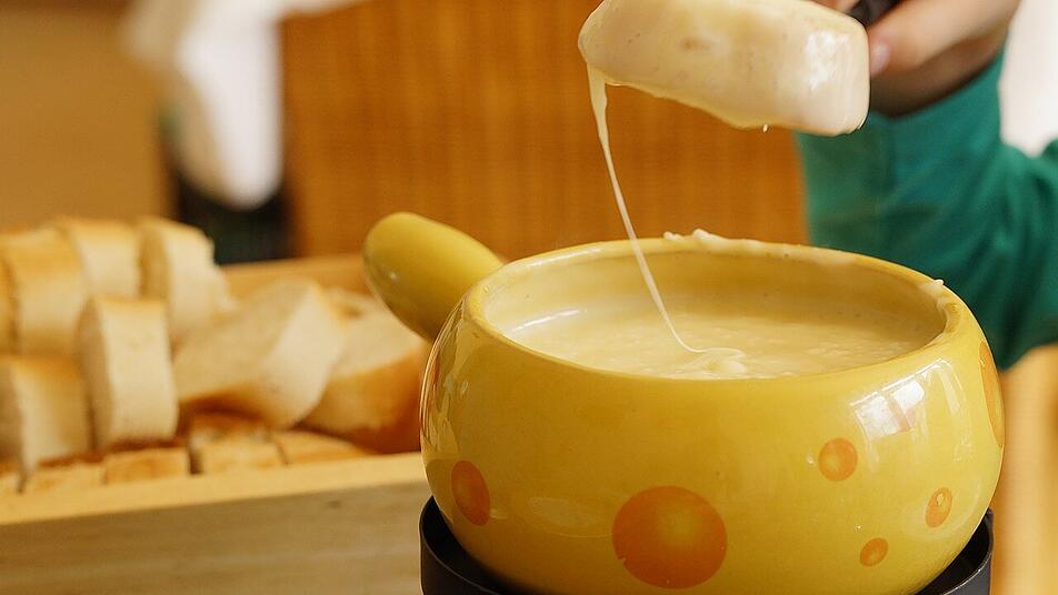 Das bekannte und beliebte Käsefondue stammt ursprünglich aus der Schweiz. Das bekannte und beliebte Käsefondue stammt ursprünglich aus der Schweiz.