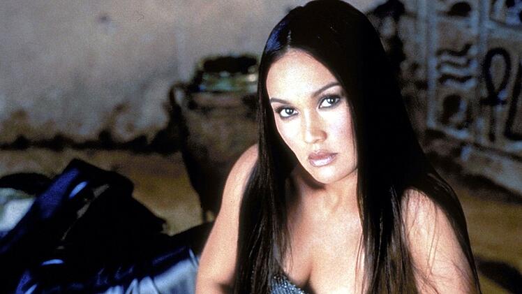 Indiana Jones und Lara Croft ließen grüßen: In der Serie "Relic Hunter" ging Tia Carrere als Geschichtsprofessorin Sydney Fox auf die Jagd nach Artefakten.