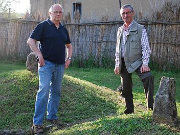 Norbert Bischoff und Wilhelm Lauck stehen auf den nachgebauten Grabhügeln hinter dem Segeum in Segnitz. Die beiden Heimatforscher fiebern der Neueröffnung des Museums entgegen. Foto: Carmen Schmitt