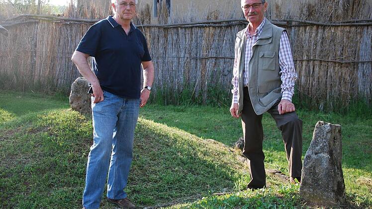 Norbert Bischoff und Wilhelm Lauck stehen auf den nachgebauten Grabhügeln hinter dem Segeum in Segnitz. Die beiden Heimatforscher fiebern der Neueröffnung des Museums entgegen. Foto: Carmen Schmitt