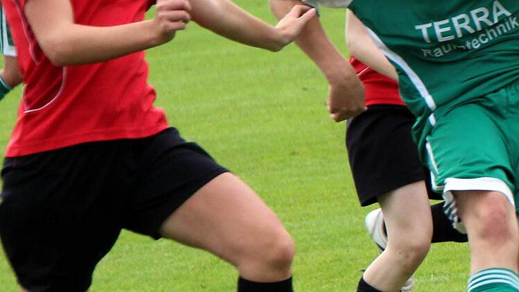 Jasmin Rhein (TSV Frickenhausen) hat sich gegen die Prosselsheimerin Jana Fietz durchgesetzt, scheitert jedoch mit ihrem Schuss an der Torhüterin Jenny Winter. Foto: Thomas