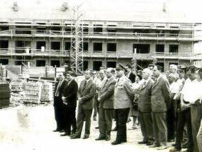 Das Richtfest für das erste Gebäude in der Kaserne hat vor einem halben Jahrhundert der FT-Fotograf Martin Güthlein auf diesem Foto festgehalten. Foto: Archiv