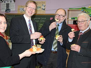 Sanda Berthel kredenzte Früchte-Cocktails, an denen sich Realschuldirektor Hartmut Weis, Bürgermeister Robert Herrmann und Landrat Rudolf Handwerker (von links) labten.Fotos: Ralf Kestel