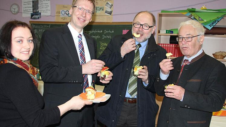Sanda Berthel kredenzte Früchte-Cocktails, an denen sich Realschuldirektor Hartmut Weis, Bürgermeister Robert Herrmann und Landrat Rudolf Handwerker (von links) labten.Fotos: Ralf Kestel