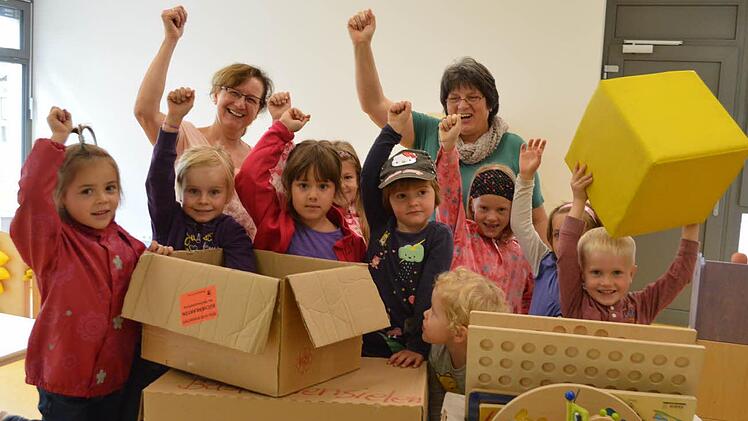 Geschafft: Hurra! Am Samstagmittag waren die meisten Kartons dank der Hilfe zahlreicher Elternhände bereits von der Alten Schule in den Kindergarten umgezogen worden. Mit im Bild (hinten von links) Kinderpflegerin Marianne Schinzel und Kindergartenleiterin Erika Nöth.