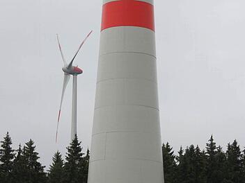 Die bei Hain geplanten Windräder, die ähnliche Dimensionen haben wie die angebildeten bei Münchberg, werden ein Fall für die Justiz. Das Verwaltungsgericht Bayreuth soll entscheiden, ob die Baugenehmigung des Landratsamts Kronach rechtmäßig war.  Foto: Friedwald Schedel