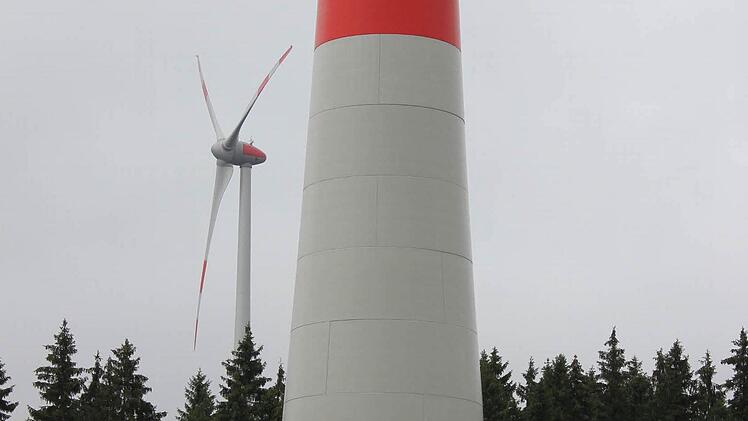 Die bei Hain geplanten Windräder, die ähnliche Dimensionen haben wie die angebildeten bei Münchberg, werden ein Fall für die Justiz. Das Verwaltungsgericht Bayreuth soll entscheiden, ob die Baugenehmigung des Landratsamts Kronach rechtmäßig war.  Foto: Friedwald Schedel