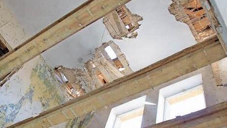 Im Inneren des Bahnhofs sind bereits die Zwischendecken entfernt, auch die Fenster wurden schon herausgenommen und der Mülltrennung zugeführt. Fotos: Matthias Einwag