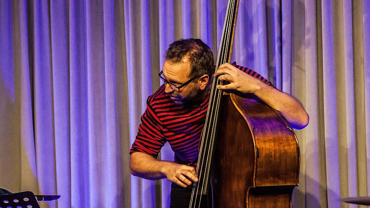 Das Trio Tango Transit gastiert in Coburg. Am Kontrabass: Hanns HöhnFoto: Jcohen Berger