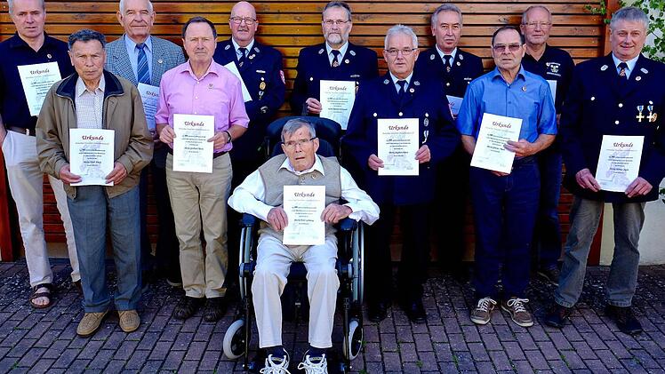 Für ihre 40-jährige Mitgliedschaft wurden geehrt (vorn v. l.): Egid Hauk, Gerhard Hauk, Peter Gehring, Siegbert Ebert, Günther Hauk und Hilmar Kuhn; (hinten v. l.): Walter Graf, Wolf-Dieter Bogner, Werner Meder, Martin Holzinger, Bernhard Graf und Werner Halbritter. Foto: Gerd Schaar