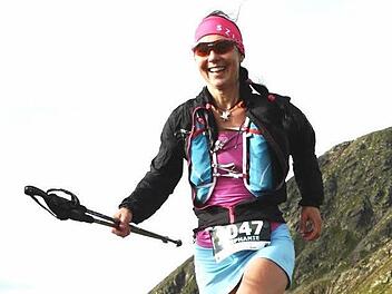 Stephanie Lieb (links) wurde zweitschnellste Frau. Nach 19:29 Stunden überquerte sie frühmorgens um 3.30 Uhr die Ziellinie und strahlte bei der Siegerehrung.