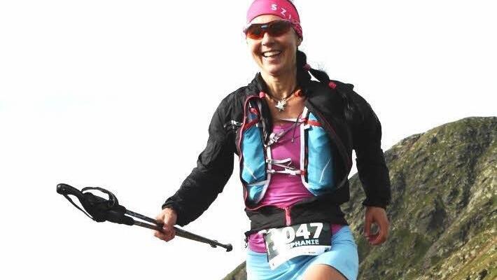 Stephanie Lieb (links) wurde zweitschnellste Frau. Nach 19:29 Stunden überquerte sie frühmorgens um 3.30 Uhr die Ziellinie und strahlte bei der Siegerehrung.