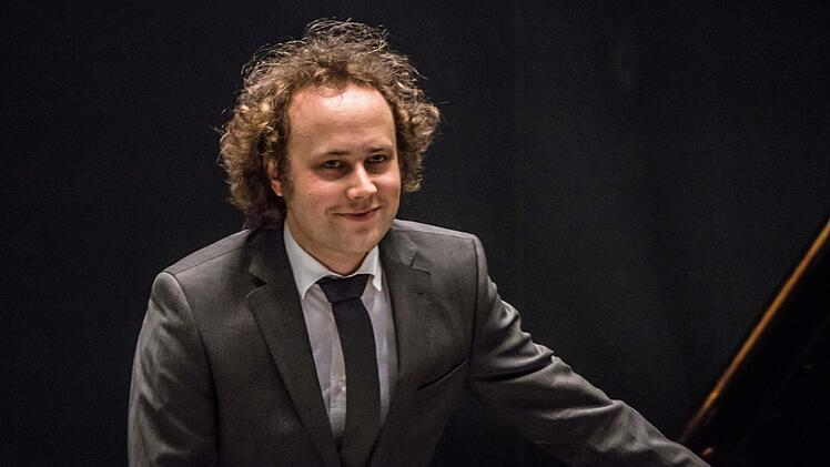 Der Pianist Alexander Schimpf beeindruckte als Beethoven-Interpret bei der Coburger "Gesellschaft der Musikfreunde" im HUK-Foyer. Foto: Jochen Berger