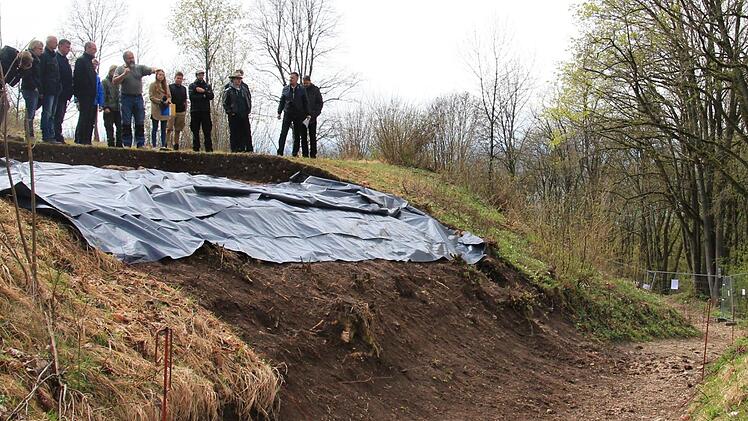 Der archäologische Leiter Markus Schußmann zeigte zu Beginn der Grabungen im April die freigelegte Fläche, an der gearbeitet wird. Jutta Rudel