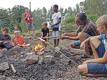Zu den W&uuml;rstchen, die am Feuer gegrillt wurden, gab es selbst gebackenes Brot.