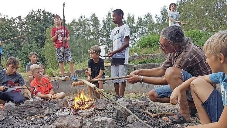 Zu den W&uuml;rstchen, die am Feuer gegrillt wurden, gab es selbst gebackenes Brot.