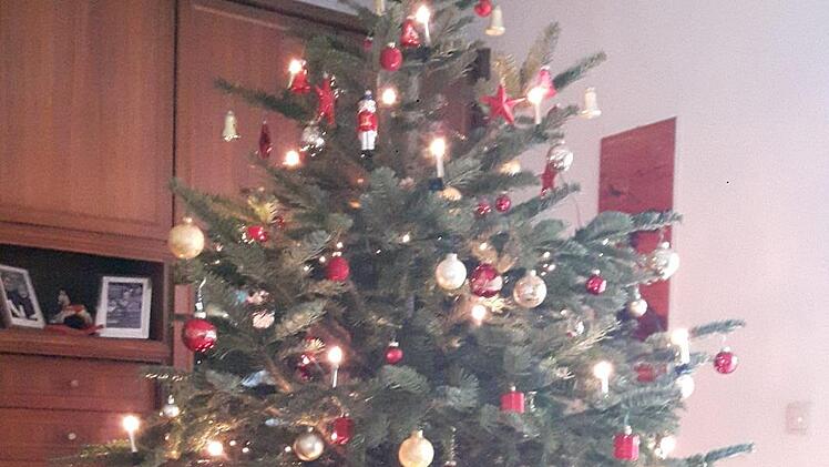 Dieser Christbaum steht im Wohnzimmer von Grete und Georg Weinkam in Buttenheim.