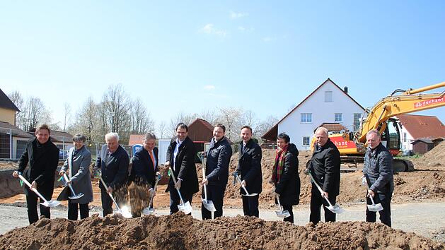 Spatenstich mit Minister (von links): MdL Rainer Ludwig (FW), Regierungspräsidentin Heidrun Piwernetz, Bauunternehmer Alois Dechant, Landrat Klaus Peter Söllner (FW), MdL Martin Schöffel (CSU), Bauminister Hans Reichart (CSU), Bürgermeister Robert Bosch (CSU), MdL Inge Aures (SPD) sowie die stellvertretenden Bürgermeister Jürgen Karg (SPD) und Günther Stenglein (FW). Foto: Jürgen Gärtner