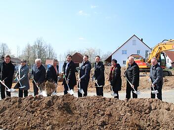 Spatenstich mit Minister (von links): MdL Rainer Ludwig (FW), Regierungspräsidentin Heidrun Piwernetz, Bauunternehmer Alois Dechant, Landrat Klaus Peter Söllner (FW), MdL Martin Schöffel (CSU), Bauminister Hans Reichart (CSU), Bürgermeister Robert Bosch (CSU), MdL Inge Aures (SPD) sowie die stellvertretenden Bürgermeister Jürgen Karg (SPD) und Günther Stenglein (FW). Foto: Jürgen Gärtner
