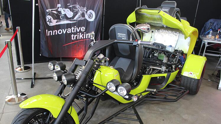Ein Trike von enormen Ausmaßen mit gelüftetem Motorraum. Einer der Hingucker der Messe. Foto: Markus Häggberg