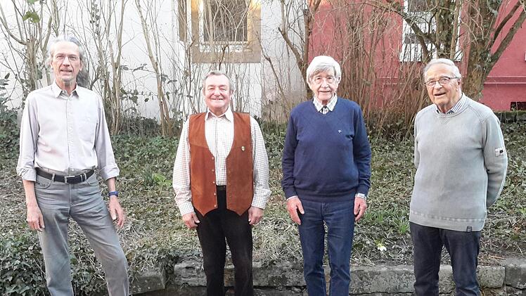Vier Jubilare wurden auf der Generalversammlung für ihre langjährige Treue geehrt. Im Bild  von rechts nach links: Josef Dörflinger, Werner Hofbauer, Christian Christ und Winfried Rost.                 Foto: Rolf Pralle