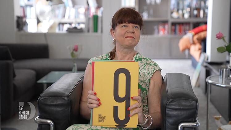 Für Carola beginnt ihr Dinner-Tag mit der Verkostung und Bewertung von Volkers Menü.