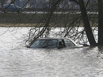 Bei der dramatischen Überschwemmung am 14. Januar 2011 ist der Mercedes eines Kulmbachers in der Nähe der Weinbrücke (hinten die Umgehungsstraße)  abgesoffen.  Für den Rettungseinsatz der Feuerwehr haben ihm Stadt Kulmbach und Markt Mainleus eine überhöhte Rechnung gestellt, wie  jetzt das Verwaltungsgericht ausgerechnet hat. Foto: Jochen Nützel