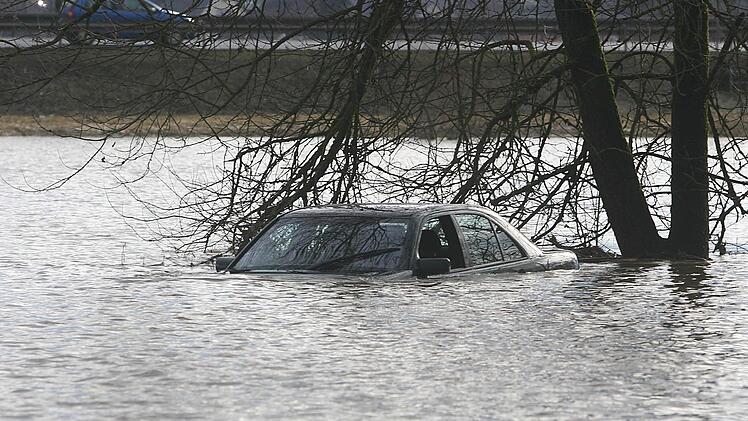 Bei der dramatischen Überschwemmung am 14. Januar 2011 ist der Mercedes eines Kulmbachers in der Nähe der Weinbrücke (hinten die Umgehungsstraße)  abgesoffen.  Für den Rettungseinsatz der Feuerwehr haben ihm Stadt Kulmbach und Markt Mainleus eine überhöhte Rechnung gestellt, wie  jetzt das Verwaltungsgericht ausgerechnet hat. Foto: Jochen Nützel